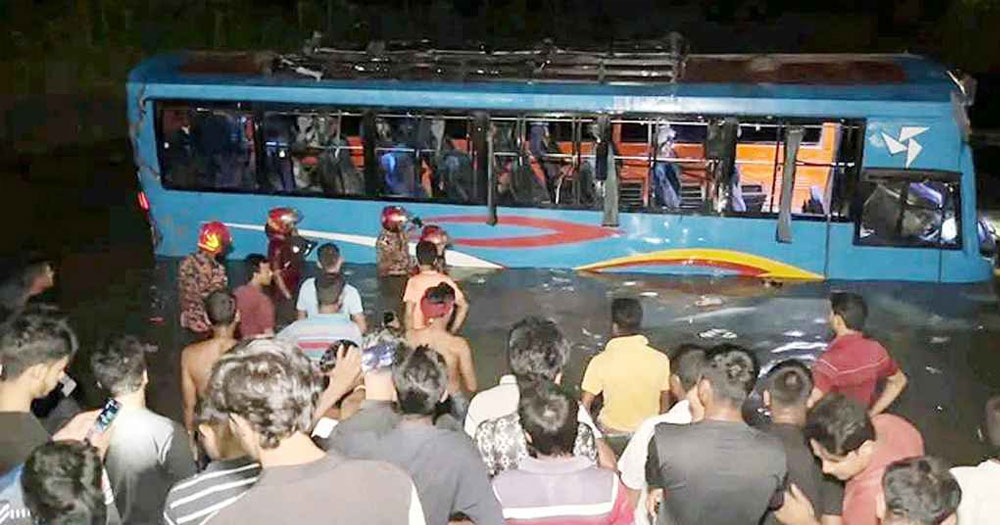 নিয়ন্ত্রণ হারিয়ে যাত্রীবাহী বাস পুকুরে, নিহত ৩
