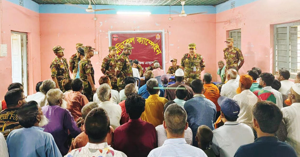 বগুড়ায় সেনাবাহিনীর মেডিকেল ক্যাম্পে বিনামূল্যে চিকিৎসা, ওষুধ ও শিক্ষা উপকরণ বিতরণ