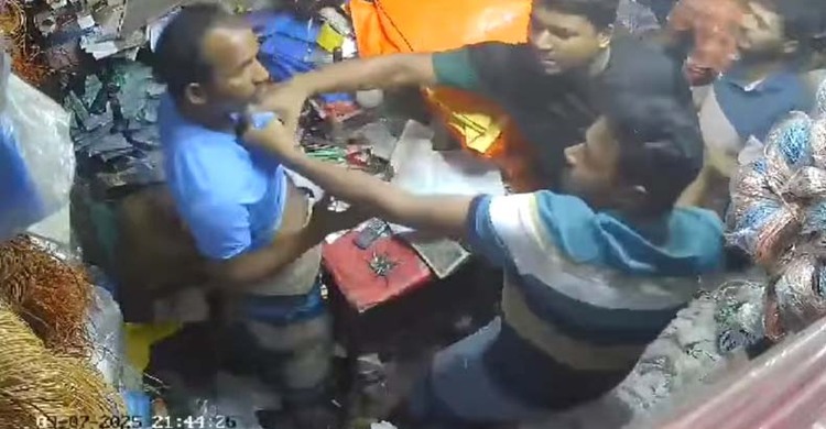 পাওনা টাকা চাওয়ায় ব্যবসায়ীকে মারধর অভিযুক্ত যুবদল নেতা,ভিডিও ভাইরাল