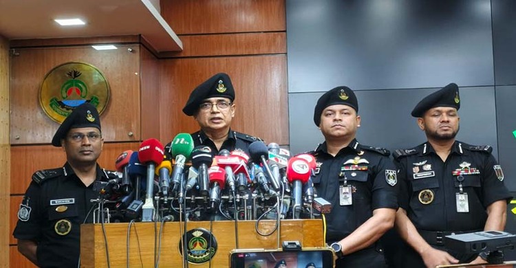 দেশজুড়ে র‍্যাবের তৎপরতা: ১০ মাসে গ্রেপ্তার ৭৫০০+, উদ্ধার ৫০০ অস্ত্র