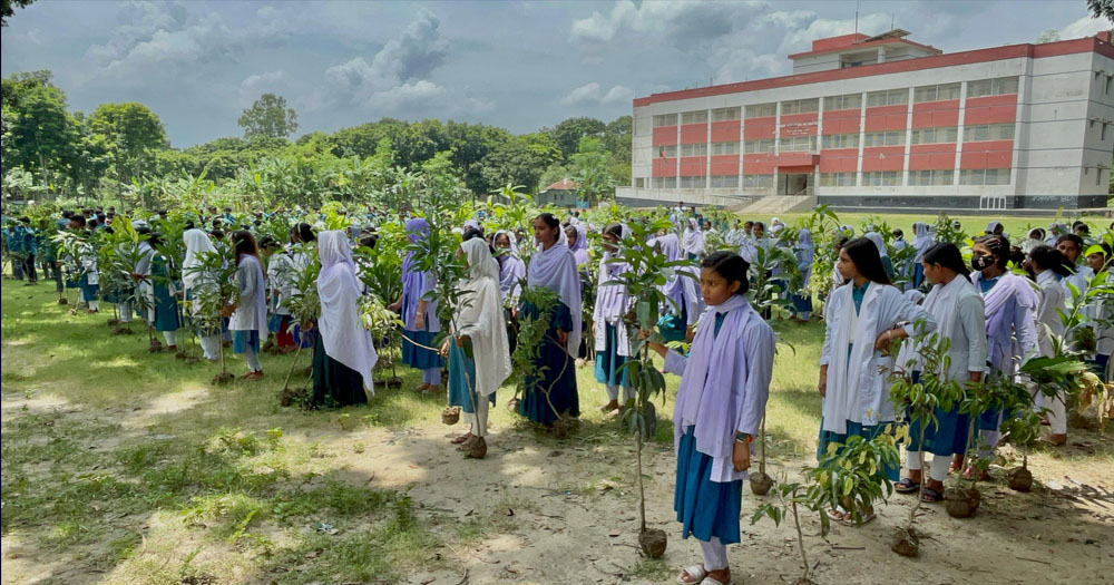 পাংশায় শিক্ষার্থীদের মাঝে আস-সুন্নাহ ফাউন্ডেশনের গাছ বিতরণ