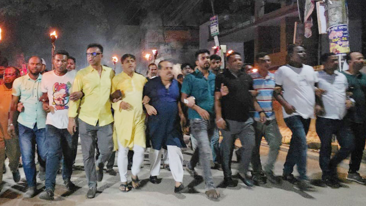 নওগাঁয় তারেক রহমানকে কটুক্তির প্রতিবাদে বিএনপির মশাল মিছিল