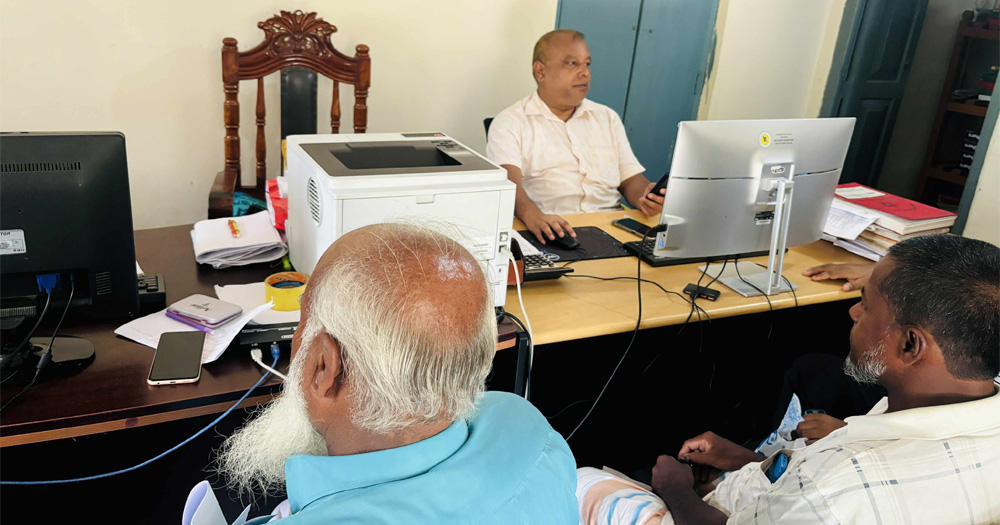 সার্ভার জটিলতায় স্থবির ঠাকুরগাঁওয়ের ৪২ ভূমি অফিস