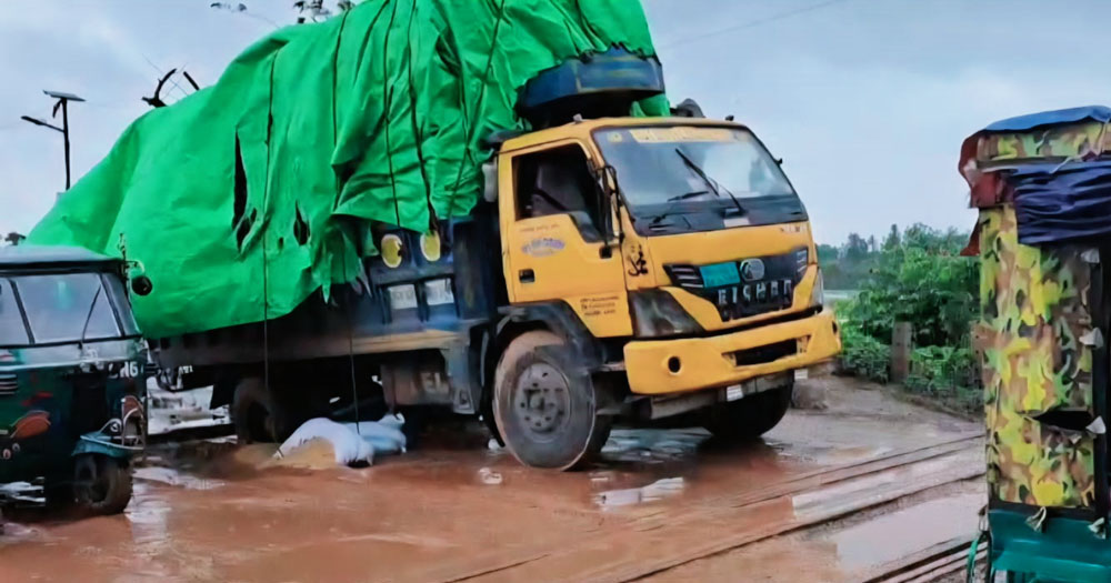 রেললাইনে ধানবোঝাই ট্রাক আটকে ৩ ঘণ্টা  বন্ধ থাকার পর ট্রেন চলাচল স্বাভাবিক