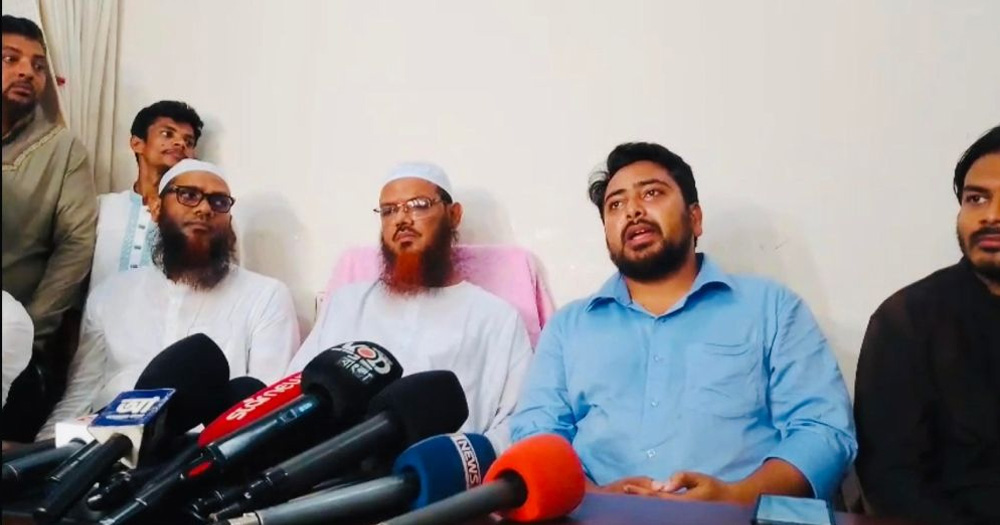 মধ্যরাতে চরমোনাই পিরের দরবারে এনসিপির নেতারা