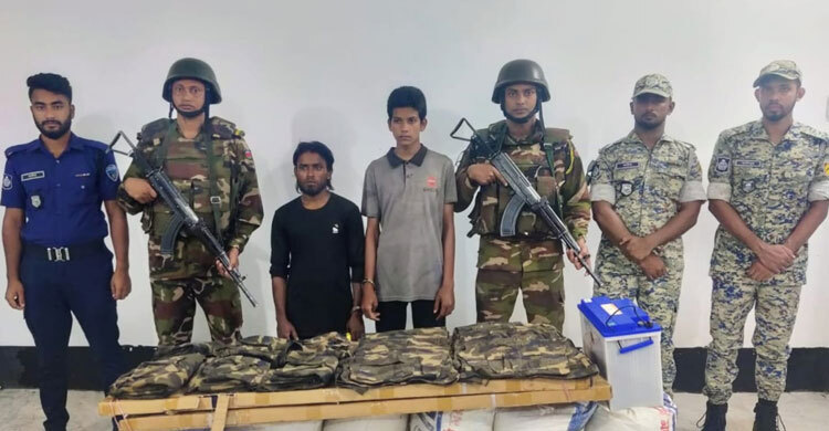 সেনাবাহিনী-পুলিশের অভিযানে ধরা পড়ল সামরিক পোশাকসহ দুই রোহিঙ্গা ডাকাত