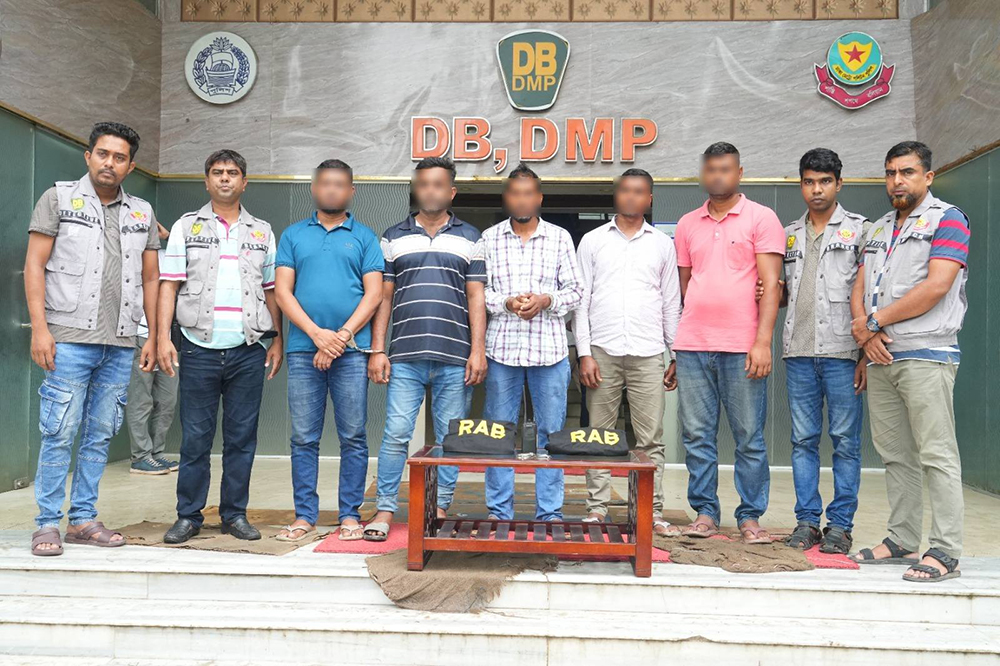 ব্যাংক থেকে বড় অংকের টাকা তোলা গ্রাহকদের টার্গেট করতো চক্রটি