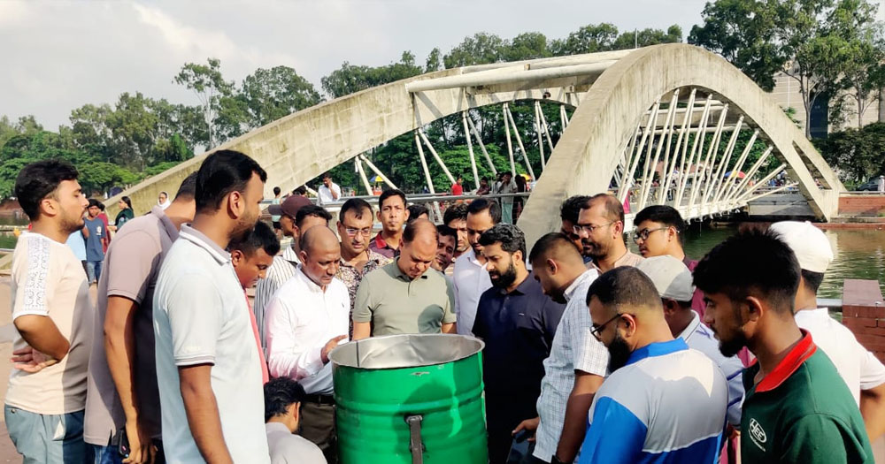 শহীদ জিয়ার সমাধী এলাকায় ‘আমরা বিএনপি পরিবার’-এর পরিচ্ছন্নতা অভিযান