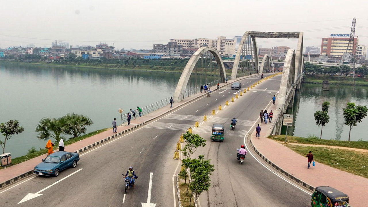 ‘ড্রোন শো’ থাকায় রাত ১১টা পর্যন্ত   হাতিরঝিলে যান চলাচল বন্ধ