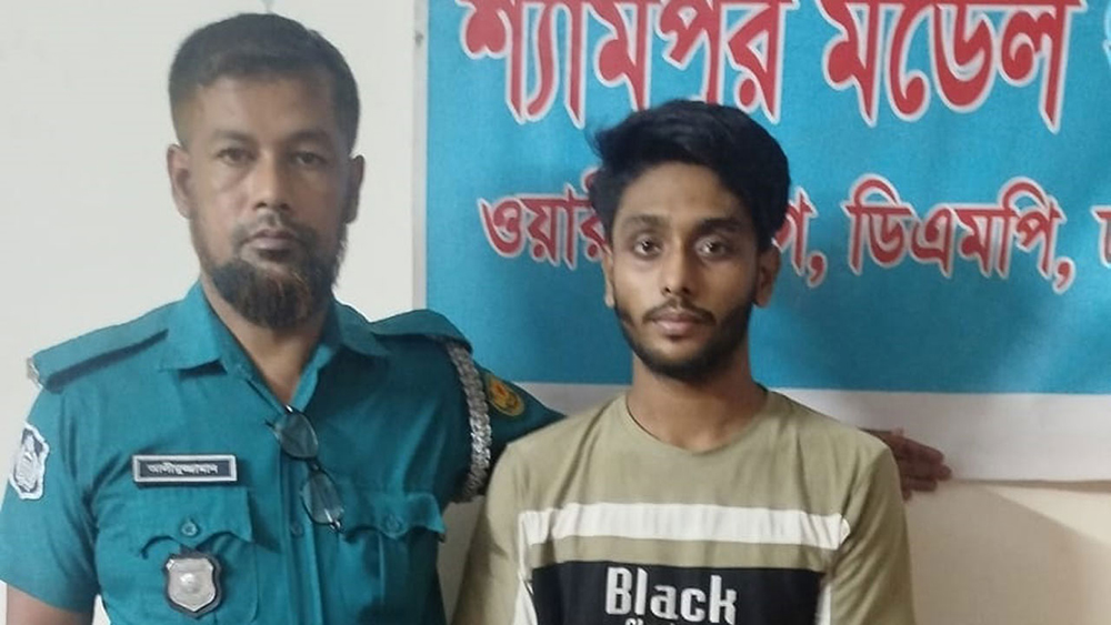 শ্যামপুরে বাসে অগ্নিসংযোগের চেষ্টা : ছাত্রলীগের কর্মী আটক