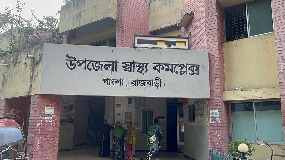 সাপের কামড় খেয়ে সাপ নিয়ে হাসপাতালে হাজির তিনজন