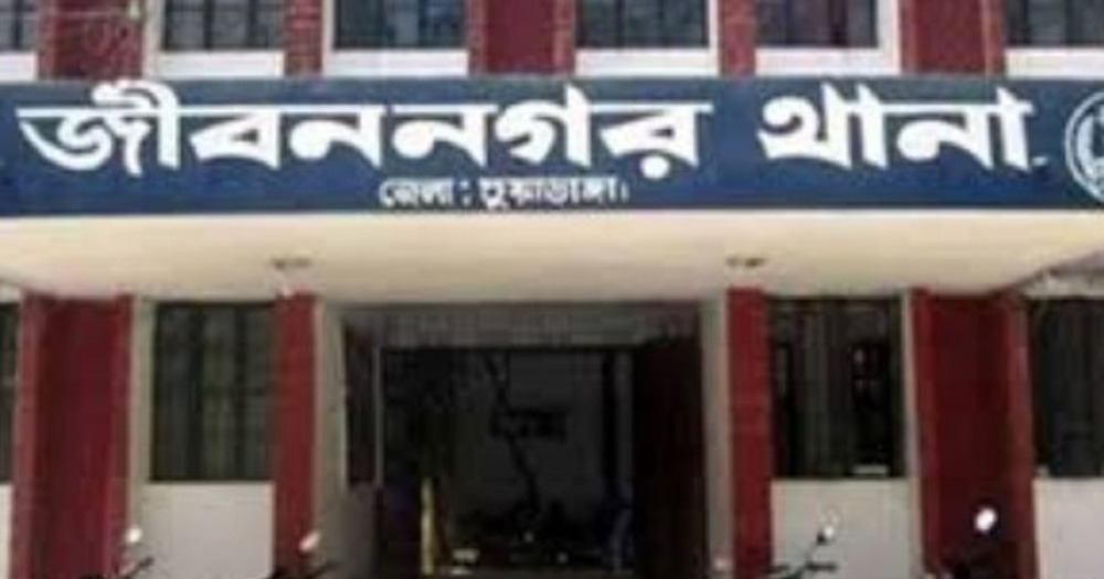 ছাদ থেকে পড়ে নারীর মৃত্যু