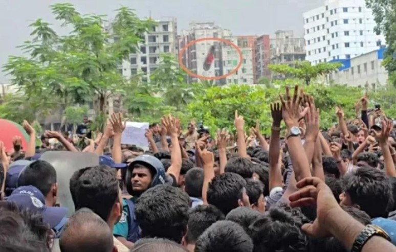 শিক্ষার্থীদের সঙ্গে পুলিশের ধাওয়া-পাল্টা ধাওয়া, মাথা ফাটলো ৩ শিক্ষার্থীর