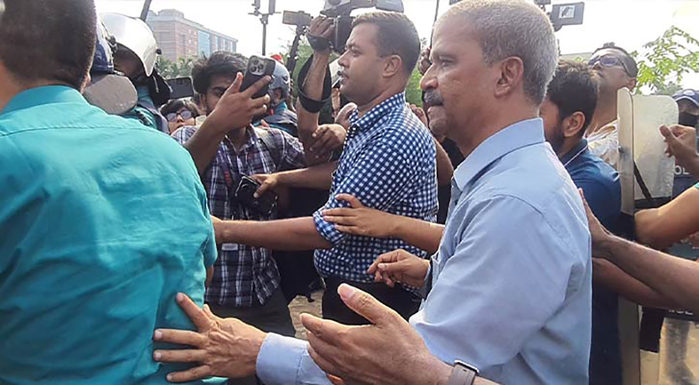 ৮ ঘন্টা আটকে থাকার পর মাইলস্টোন থেকে বের হয়েছেন দুই উপদেষ্টা ও প্রেস সচিব