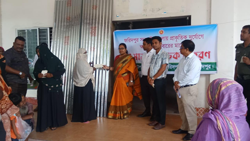 ফরিদপুরে প্রাকৃতিক দুর্যোগে ক্ষতিগ্রস্তদের মধ্যে ত্রাণ সামগ্রী ও চেক বিতরণ