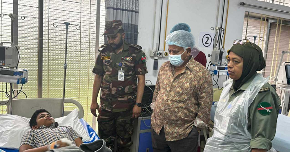 বিমান দুর্ঘটনায় দগ্ধ ও অভ্যুত্থানে আহতদের খোঁজ নিতে সিএমএইচে নৌ উপদেষ্টা