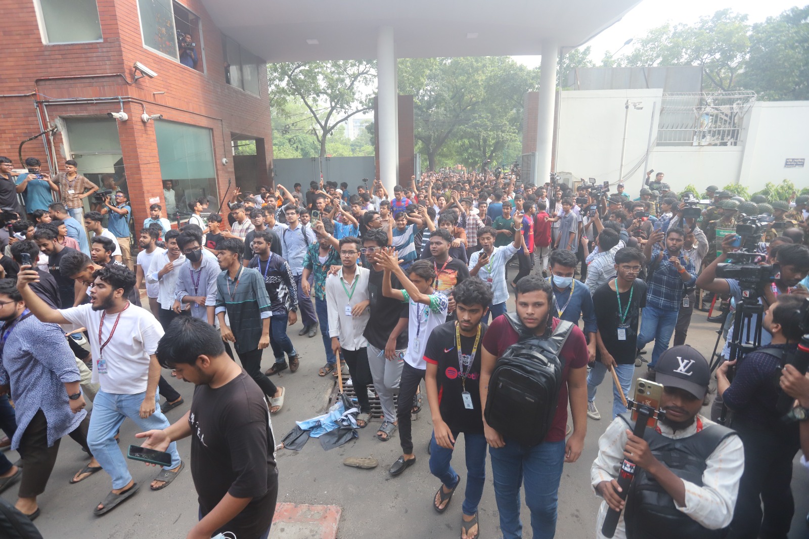 সচিবালয়ে ভাঙচুর ও সংঘর্ষের ঘটনায়  মামলা, অজ্ঞাতপরিচয় আসামি ১,২০০