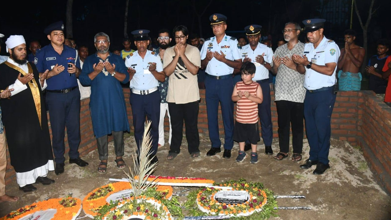 শিক্ষিকা মাহেরীন চৌধুরীর কবরে বিমান বাহিনীর শ্রদ্ধা