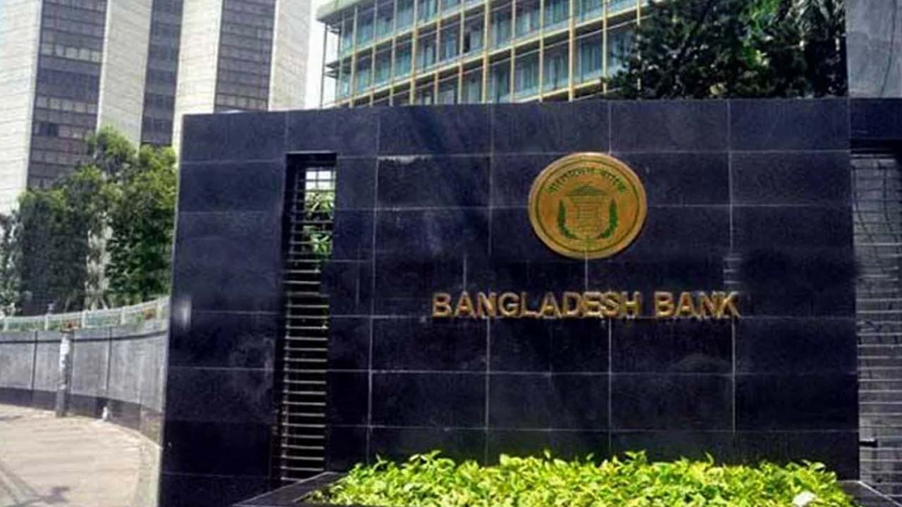 নারী কর্মীদের পোশাকে কড়াকড়ি, ছোট হাতা ও লেগিংস পরা বাদ দিতে বলল বাংলাদেশ ব্যাংক