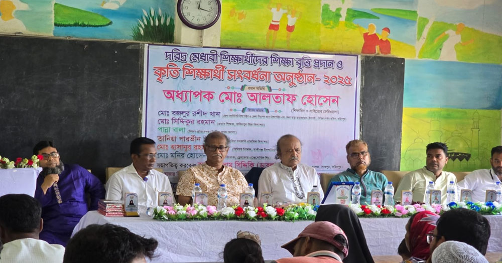 ফরিদপুরে জিপিএ-৫ পাওয়া দু:স্ত ১২ শিক্ষার্থীকে সম্মাননা
