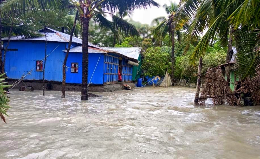 নোয়াখালীতে বাঁধ ভেঙে উপকূলের মানুষের জনজীবন বিপর্যস্ত