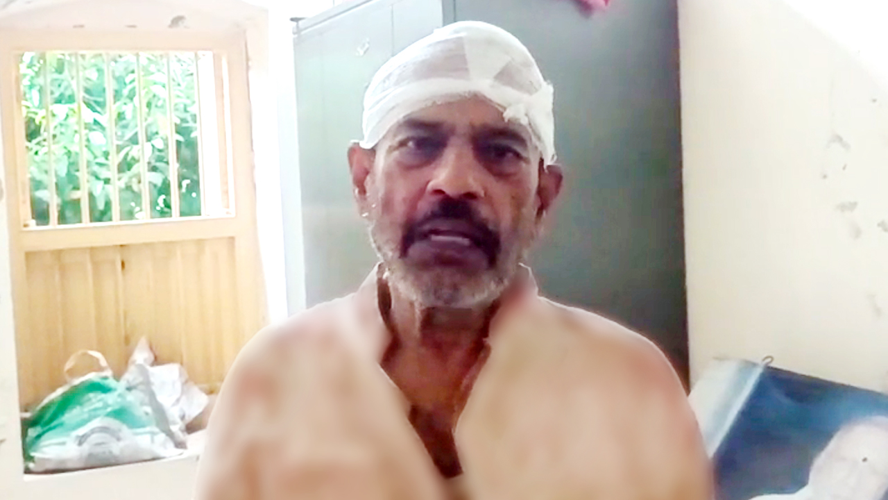 প্রকাশ্য দিবালোকে কোপানো হলো পাবনার এক প্রবীণ অধ্যাপককে