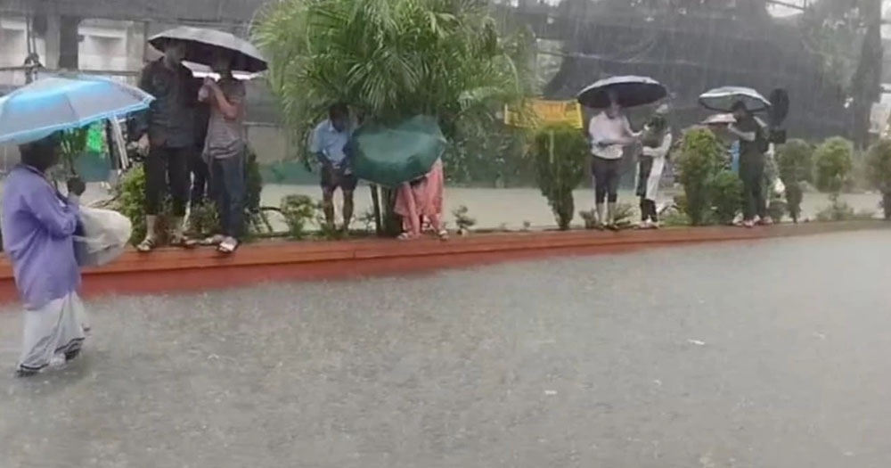 চট্টগ্রামে টানা বৃষ্টিতে ব্যাপক জলাবদ্ধতা, জনদুর্ভোগ চরমে