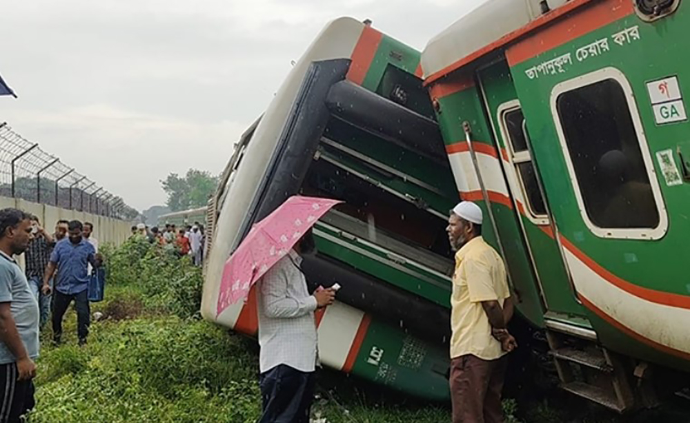 লালমনিরহাটে দুই ট্রেনের সংঘর্ষ