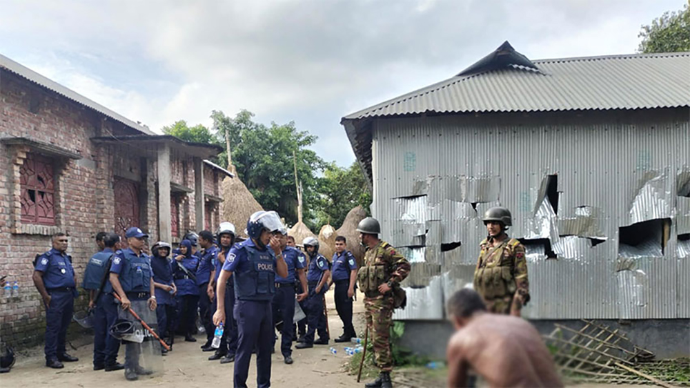 রংপুরে হিন্দু পাড়ায় হামলার ঘটনায় ক্ষতিগ্রস্তদের পাশে থাকার আশ্বাস পুলিশের