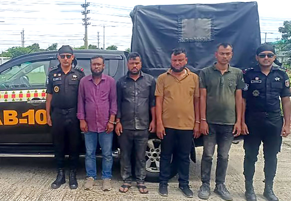 ভুয়া র‍্যাবকে ধাওয়া দিল আসল র‍্যাব, দুই পক্ষকেই পেটাল জনতা