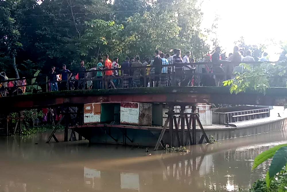বাল্কহে‌ডের সা‌থে ব্রী‌জের ধাক্কায় শ্রমি‌কের মাথা বি‌চ্ছিন্ন