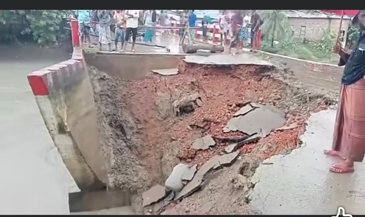 মেঘনার জোয়ারে সেতুর সংযোগ সড়কে ধসে পড়েছে , দুই জেলার সড়ক যোগাযোগ বিচ্ছিন্ন