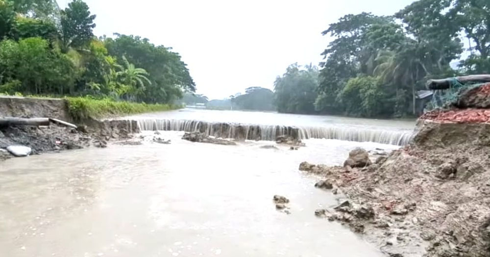 জোয়ারের তোড়ে ভেসে গেল সড়ক, দুর্ভোগে ২০ হাজার বাসিন্দা