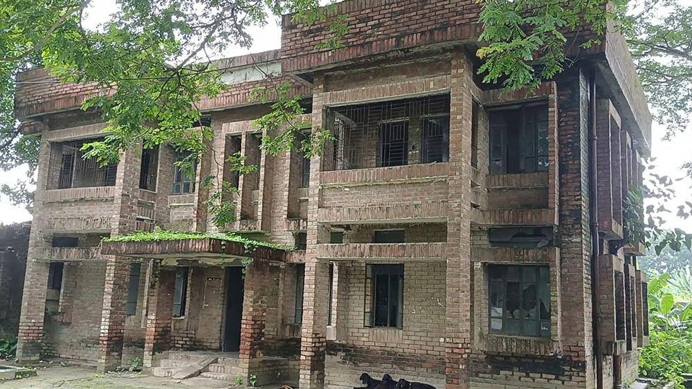 ফরিদপুরে উপ-স্বাস্থ্যকেন্দ্রে ঝুঁকিপূর্ণ ভবনে চলছে চিকিৎসা