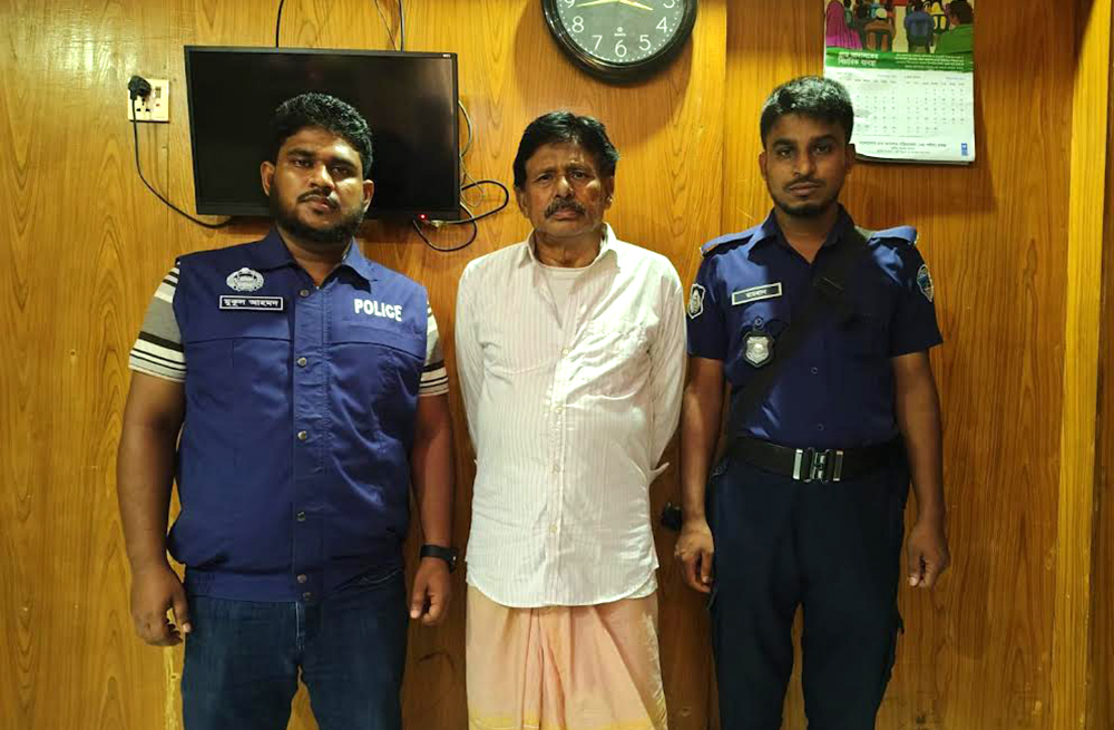ককটেলসহ  সন্দ্বীপ উপজেলা আওয়ামী লীগ সভাপতি গ্রেপ্তার