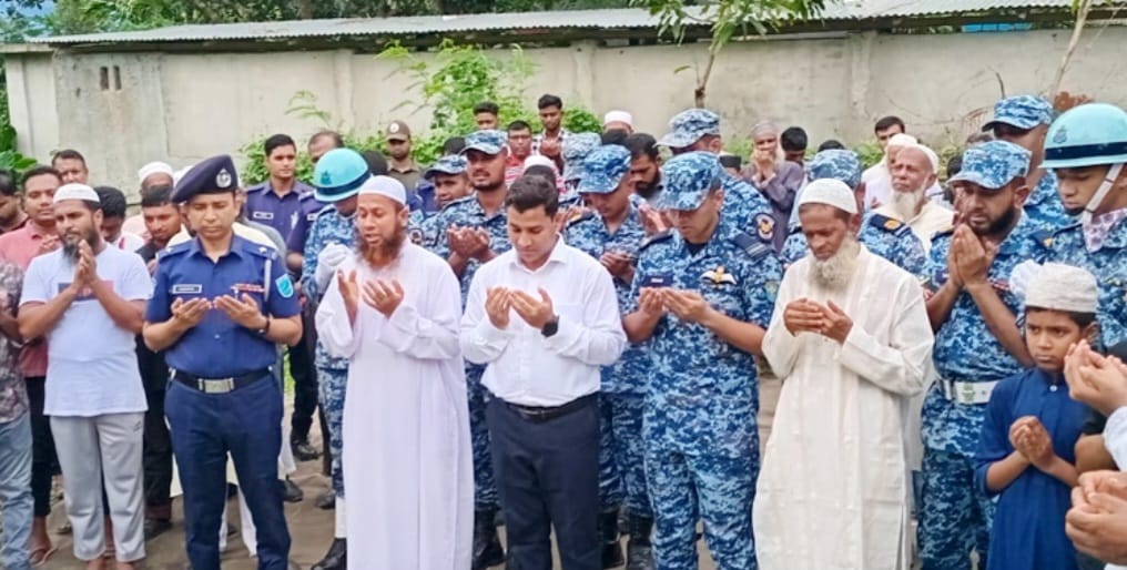 ফরিদপুরে রাইসা মনি'র কবরে বিমান বাহিনীর শ্রদ্ধা
