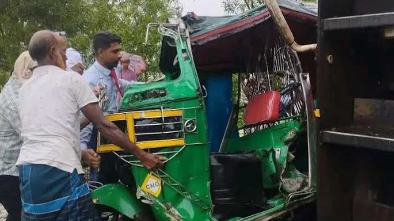কক্সবাজারে ট্রেনের ধাক্কায় অটোরিকশা চালকসহ নিহত  ৫