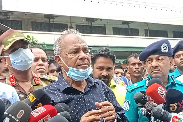 শহীদদের কবরের কাজে দুই নম্বর ইট, ঠিকাদারকে বাদ দেওয়ার নির্দেশ স্বরাষ্ট্র উপদেষ্টার
