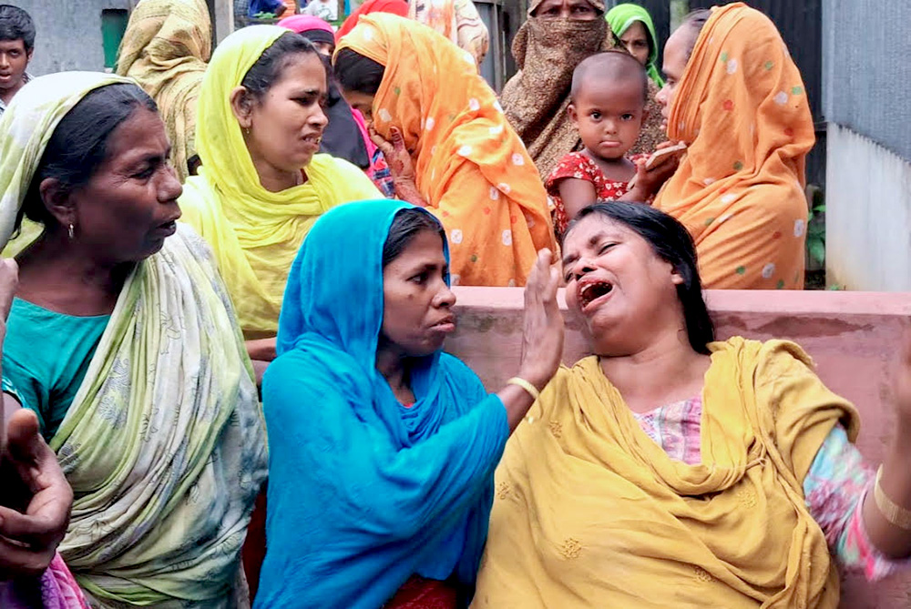 গাজীপুরে স্ত্রীর লাশসহ ঘরে আগুন দিলো স্বামী