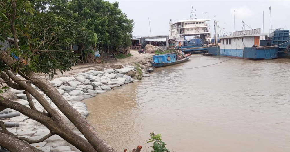 পদ্মার ভাঙন ঝুঁকিতে দৌলতদিয়ার ফেরিঘাট