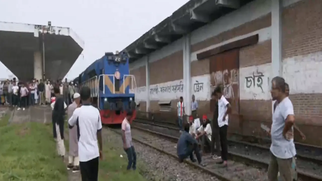 সরকারের বরাদ্দের বিশেষ ট্রেন পছন্দ না হওয়ায় বিক্ষোভ