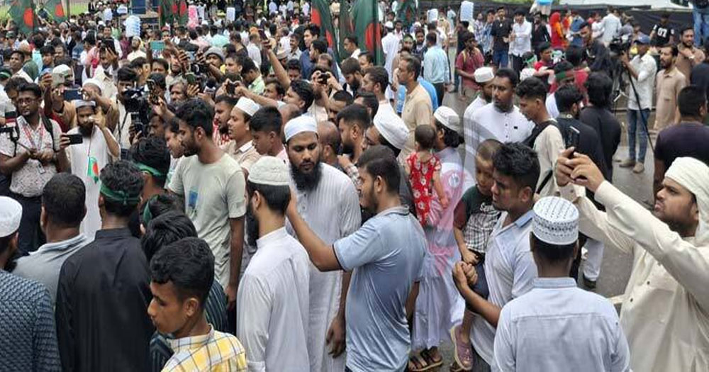 জুলাই ঘোষণাপত্র: মানিক মিয়া অ্যাভিনিউয়ে মানুষের ঢল