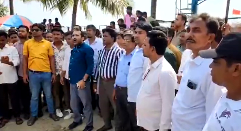 কক্সবাজারে হোটেল রয়েল টিউলিপের সামনে বিক্ষোভ
