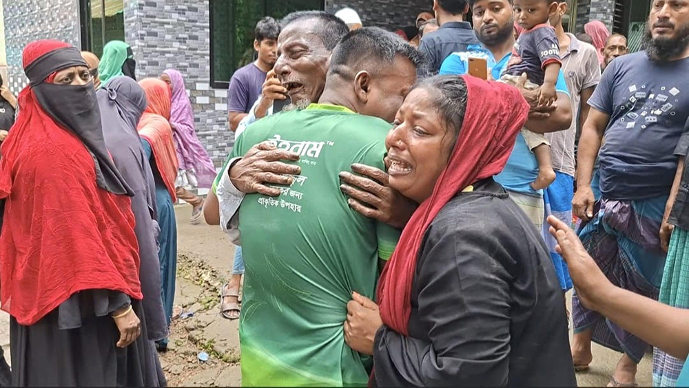 চালকের ঘুমে কেড়ে নিল ৭ প্রাণ, বাহারের পরিবারে শোকের মাতম