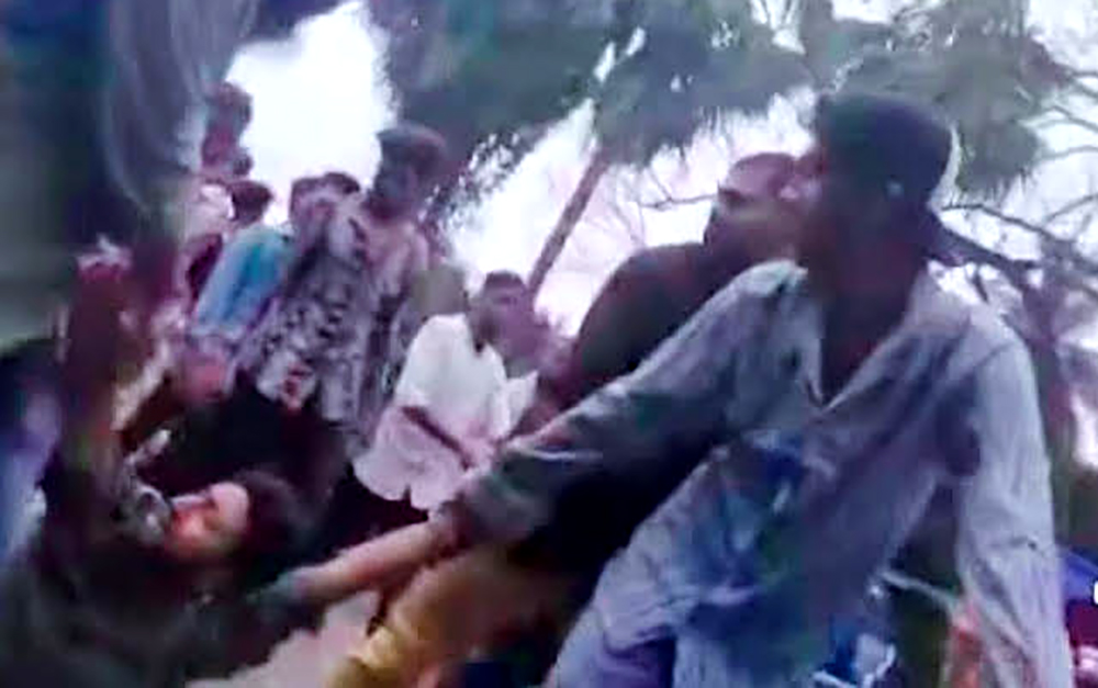 গাজীপুরে  পুলিশের সামনে সংবাদকর্মীকে মারধর, হাসপাতালে ভর্তি