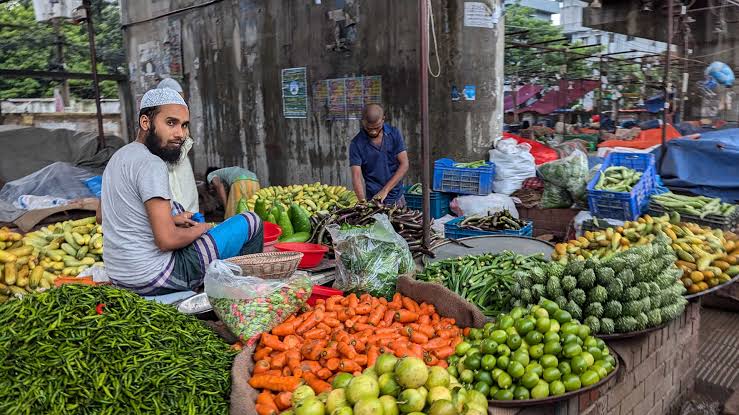 বৃষ্টির সঙ্গে বাড়ছে নিত্যপণ্যের দাম