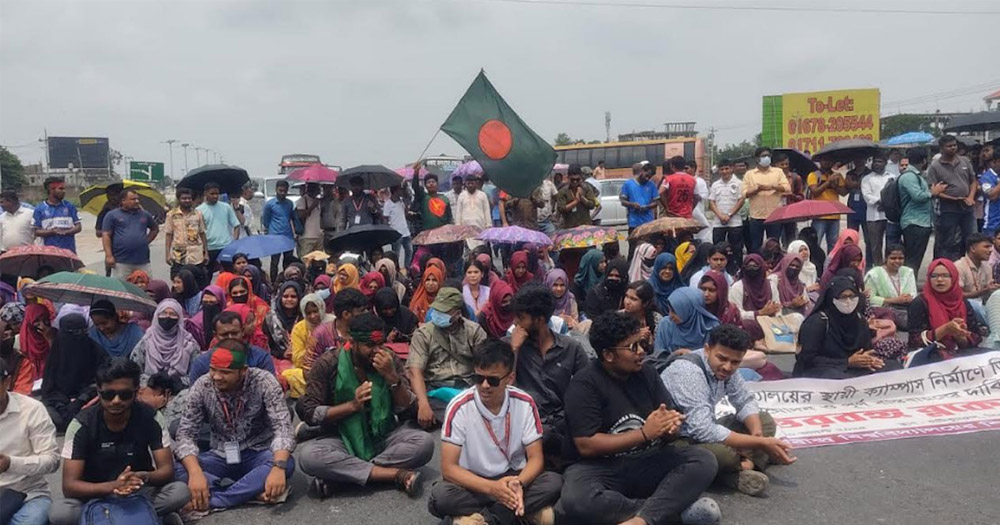 সড়কে রবীন্দ্র বিশ্ববিদ্যালয়ের শিক্ষার্থীরা, ঢাকা-উত্তরবঙ্গ যোগাযোগ বন্ধ