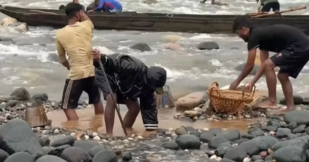 প্রভাবশালীদের ছত্রচ্ছায়ায় লুটপাটে শেষ সাদাপাথর