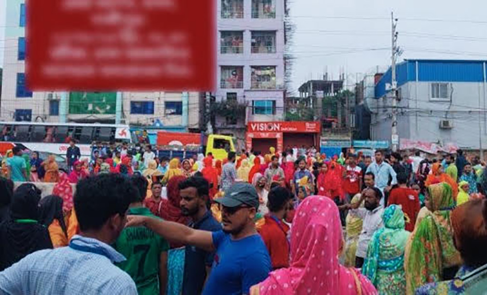 বকেয়া বেতনের দাবিতে গাজীপুরে পোশাক শ্রমিকদের সড়ক অবরোধ