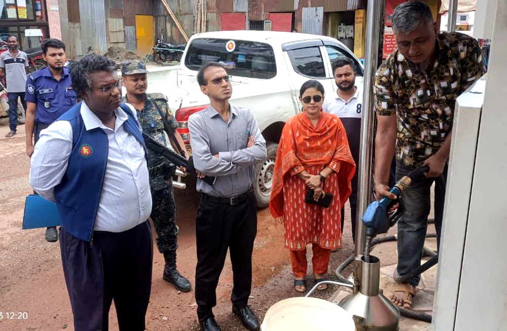 নোয়াখালীতে ফিলিং স্টেশনে ওজনে কারচুপি হাতেনাতে ধরা, দেড় লাখ টাকা জরিমানা